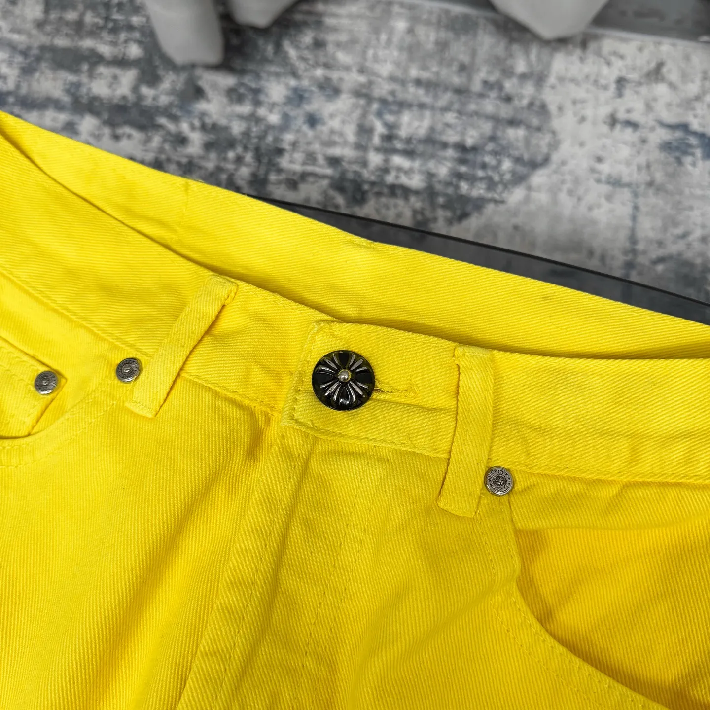 P280 Chrome hearts CH Fan Chengcheng's same style New York limited large leather label dopamine yellow jeans Special Italian cowhide printed and cut Customized sheepskin three-layer thick thread leather The whole body is spliced in heavy water washing craftsman's hand-splashed ink You can see the details Three-dimensional cutting version Loose and comfortable, not picky about the figure Make you taller and slimmer Factory Seiko Original quality control Same style for men and women Can be matched with couples Versatile recommendation Necessary jeans for all seasons Color: lemon yellow Size: s m l xl